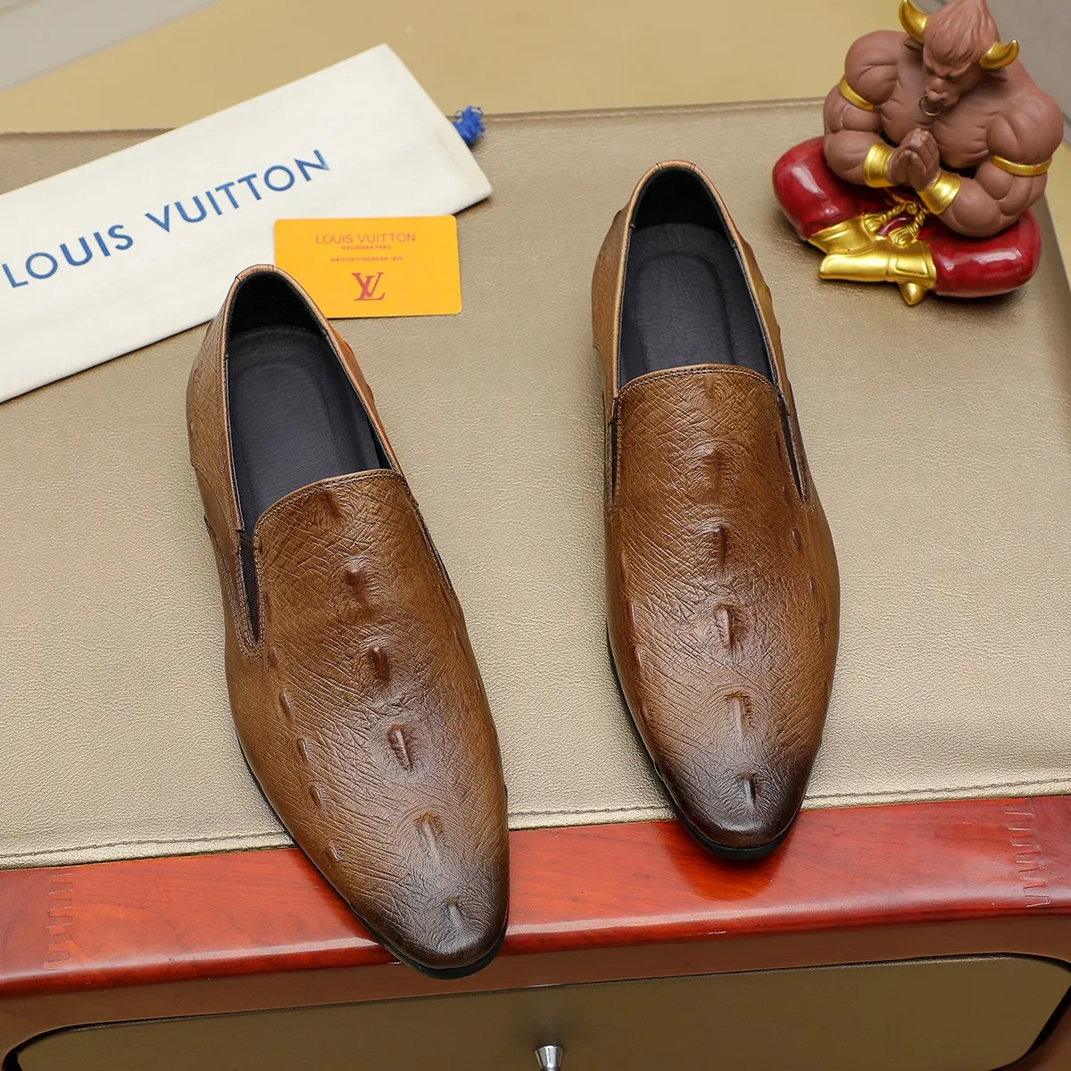 Men's shoes 💰540 💰 Louis Vuitton LV ® Autumn and Winter 🆕 models 🔛Full shoe counter First layer cowhide, 🐂leather lining casual shoes for men, super soft outsole, essential for driving. Counter synchronized original first layer cowhide completely 1:1 mold customization 🌹Top version, 2 colors optional! Number: 38-45 (37.46. Customized)